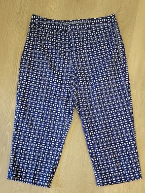 Isaac Mizrahi Navy and White Geometric Capris